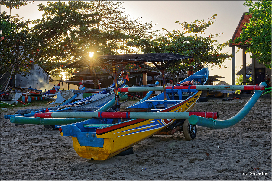 1 Lever de soleil sur le port de pêche de Jimbaran... (1)