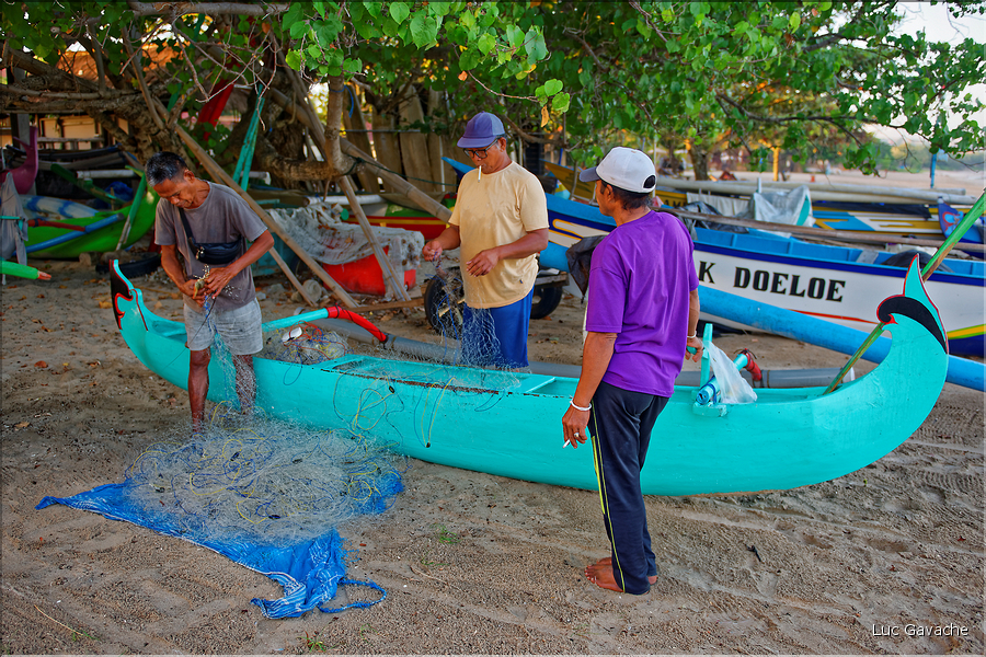 2 ..., au moment oú les pêcheurs rentrent avec leurs prises (Jimbaran). (2)
