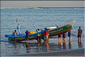 2 ..., au moment oú les pêcheurs rentrent avec leurs prises (Jimbaran). (10)