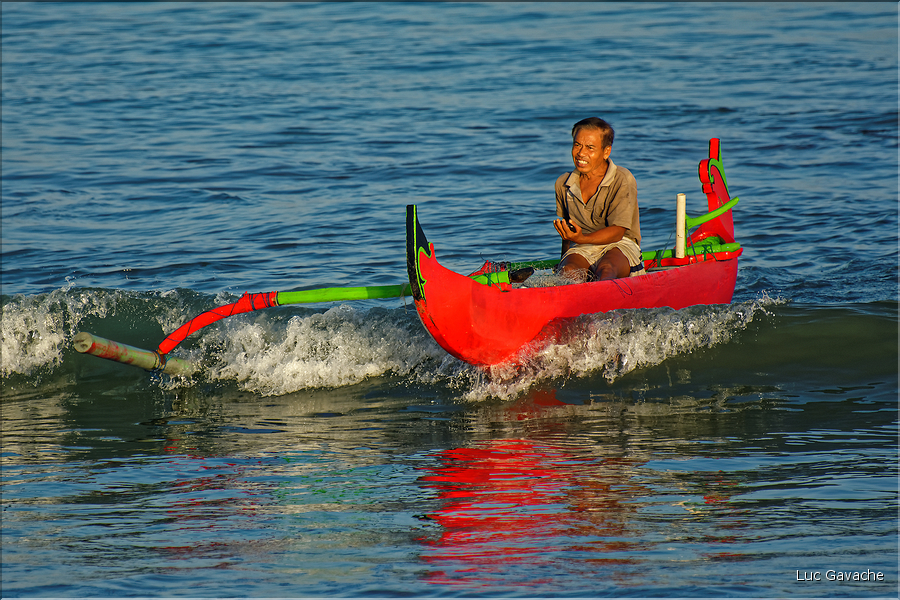 2 ..., au moment oú les pêcheurs rentrent avec leurs prises (Jimbaran). (11)