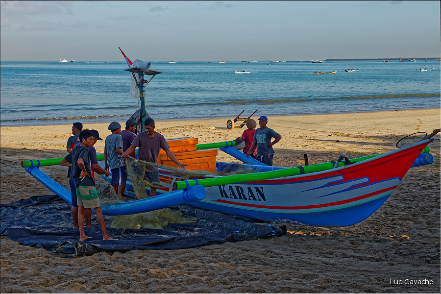 2 ..., au moment oú les pêcheurs rentrent avec leurs prises (Jimbaran). (18)