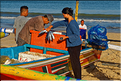 3 Les porteurs et les vendeuses prennent alors le poisson en charge... (Jimbaran). (2)