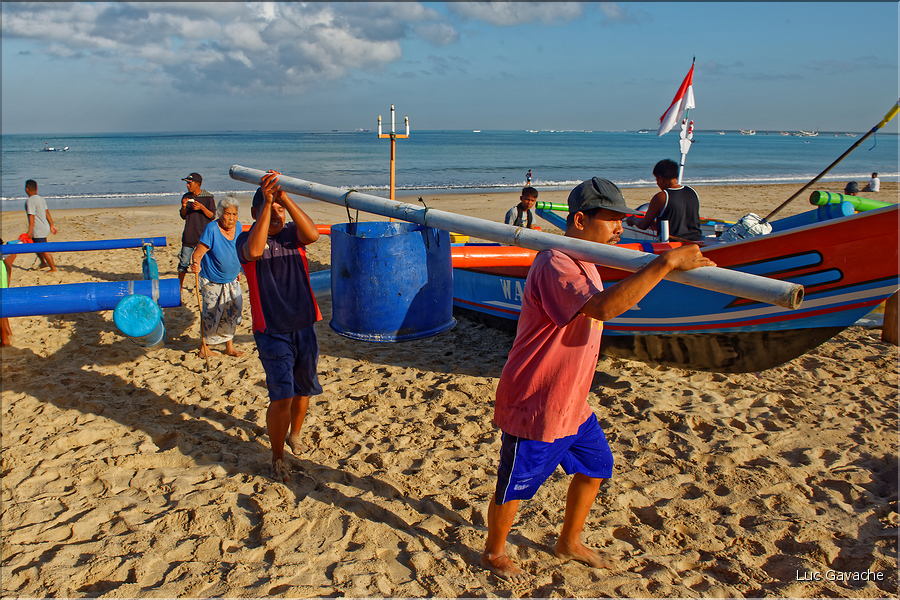 3 Les porteurs et les vendeuses prennent alors le poisson en charge... (Jimbaran). (13)