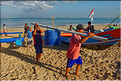 3 Les porteurs et les vendeuses prennent alors le poisson en charge... (Jimbaran). (13)