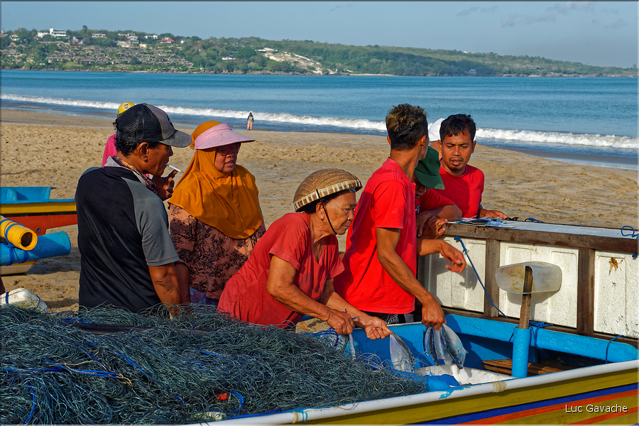 3 Les porteurs et les vendeuses prennent alors le poisson en charge... (Jimbaran). (16)