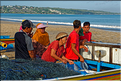 3 Les porteurs et les vendeuses prennent alors le poisson en charge... (Jimbaran). (16)