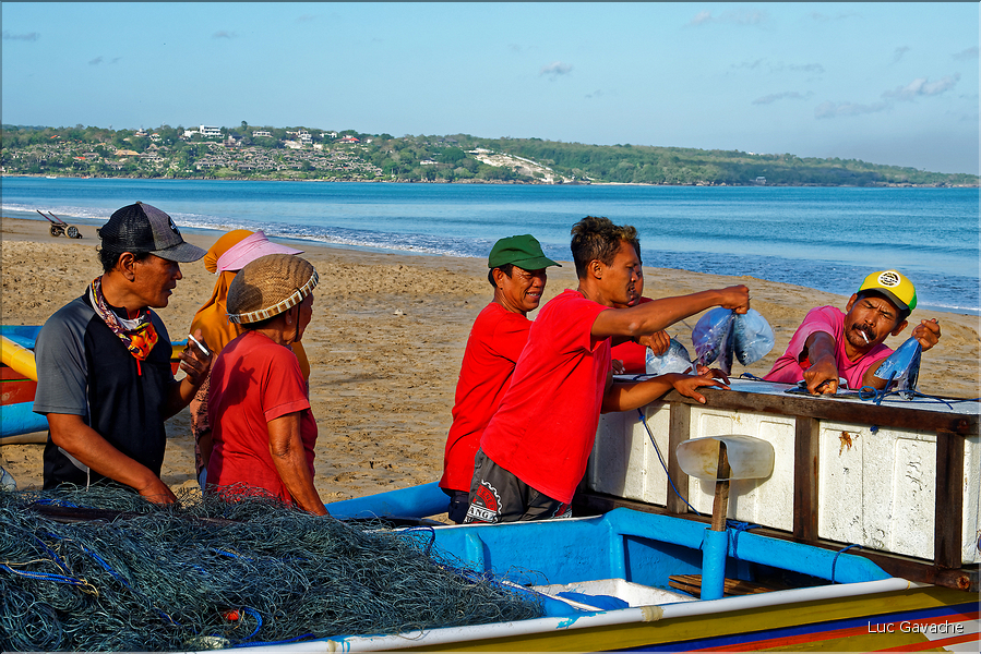 3 Les porteurs et les vendeuses prennent alors le poisson en charge... (Jimbaran). (17)