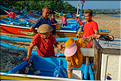 3 Les porteurs et les vendeuses prennent alors le poisson en charge... (Jimbaran). (19)