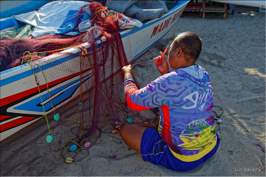 4 ..., pendant que les pêcheurs préparent les filets pour la prochaine sortie.   (Jimbaran). (10)