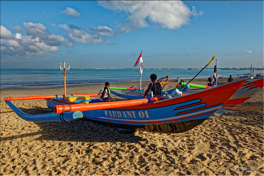 4 ..., pendant que les pêcheurs préparent les filets pour la prochaine sortie.   (Jimbaran). (18)