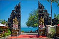 8 Bali est surnommée l'île aux mille dieux en référence au large panthéon hindouiste, ici le temple de Tanah Lot lors des préparatifs de la fête de Galungan. (1)