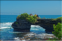 8 Bali est surnommée l'île aux mille dieux en référence au large panthéon hindouiste, ici le temple de Tanah Lot lors des préparatifs de la fête de Galungan. (2)