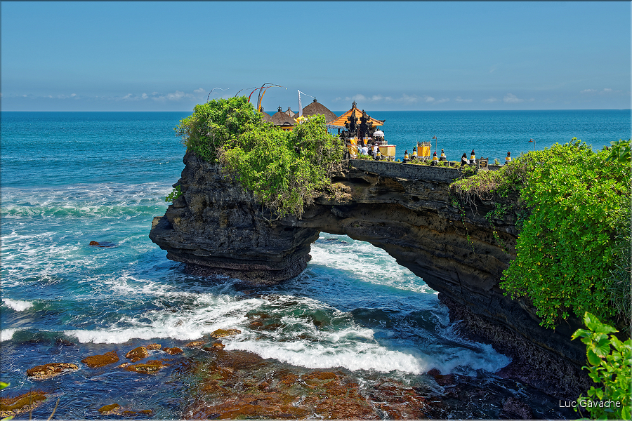 8 Bali est surnommée l'île aux mille dieux en référence au large panthéon hindouiste, ici le temple de Tanah Lot lors des préparatifs de la fête de Galungan. (3)