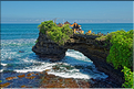 8 Bali est surnommée l'île aux mille dieux en référence au large panthéon hindouiste, ici le temple de Tanah Lot lors des préparatifs de la fête de Galungan. (3)