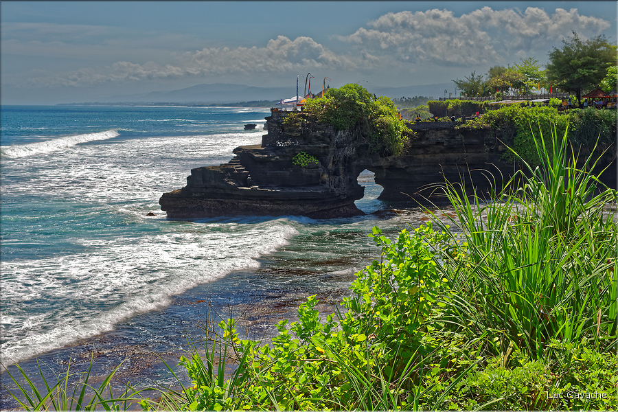 8 Bali est surnommée l'île aux mille dieux en référence au large panthéon hindouiste, ici le temple de Tanah Lot lors des préparatifs de la fête de Galungan. (4)