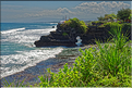 8 Bali est surnommée l'île aux mille dieux en référence au large panthéon hindouiste, ici le temple de Tanah Lot lors des préparatifs de la fête de Galungan. (4)