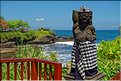 8 Bali est surnommée l'île aux mille dieux en référence au large panthéon hindouiste, ici le temple de Tanah Lot lors des préparatifs de la fête de Galungan. (5)