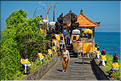 8 Bali est surnommée l'île aux mille dieux en référence au large panthéon hindouiste, ici le temple de Tanah Lot lors des préparatifs de la fête de Galungan. (6)
