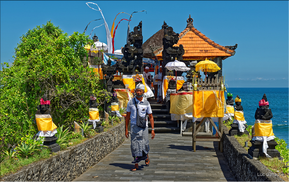 8 Bali est surnommée l'île aux mille dieux en référence au large panthéon hindouiste, ici le temple de Tanah Lot lors des préparatifs de la fête de Galungan. (7)