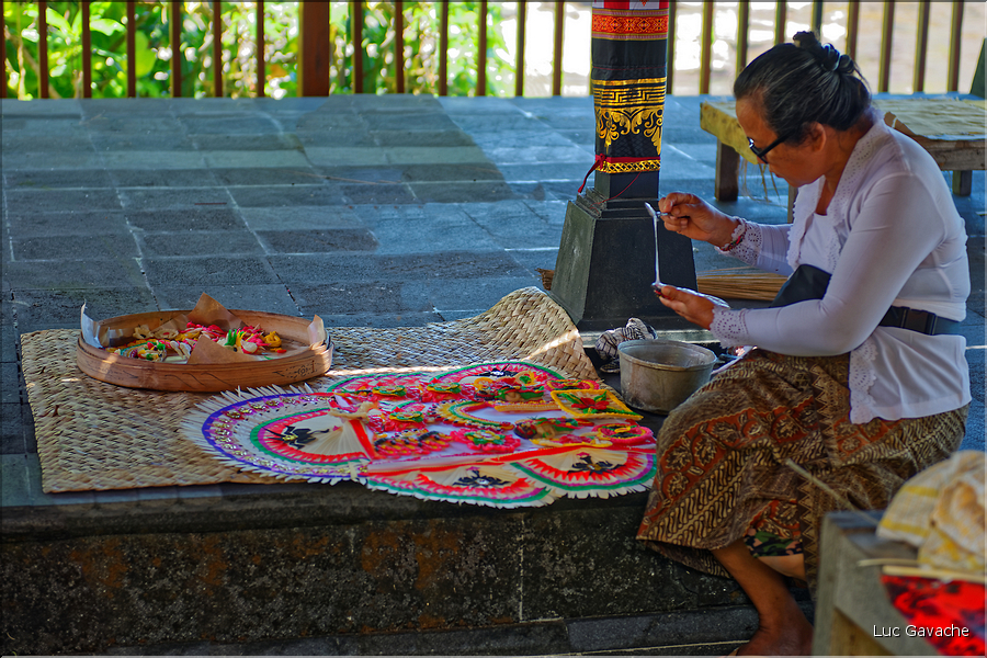 8 Bali est surnommée l'île aux mille dieux en référence au large panthéon hindouiste, ici le temple de Tanah Lot lors des préparatifs de la fête de Galungan. (10)