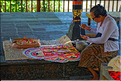 8 Bali est surnommée l'île aux mille dieux en référence au large panthéon hindouiste, ici le temple de Tanah Lot lors des préparatifs de la fête de Galungan. (10)