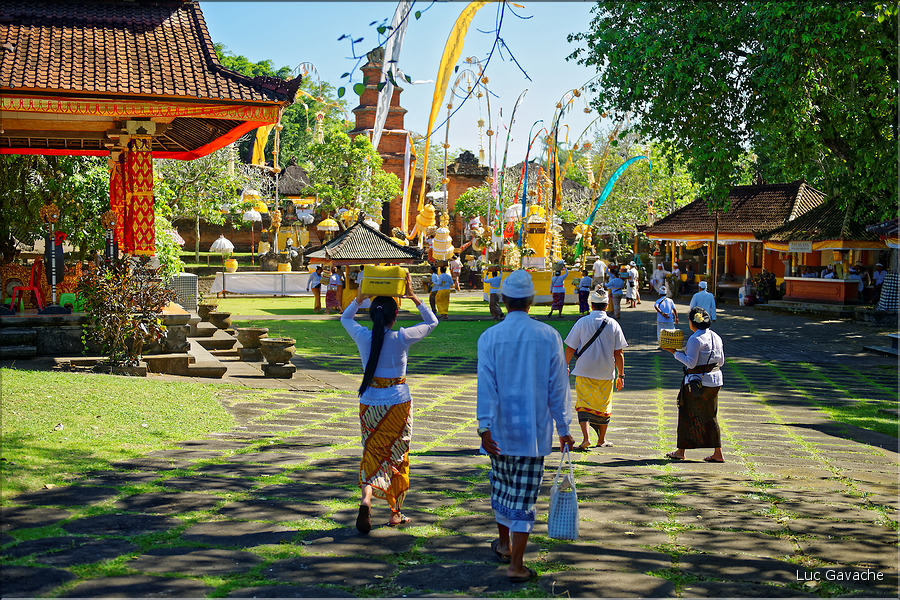 10 La région de Tanah Lot possède plusieurs temples qui attirent de nombreux pèlerins, notamment pendant la fête de Galungan. (11)