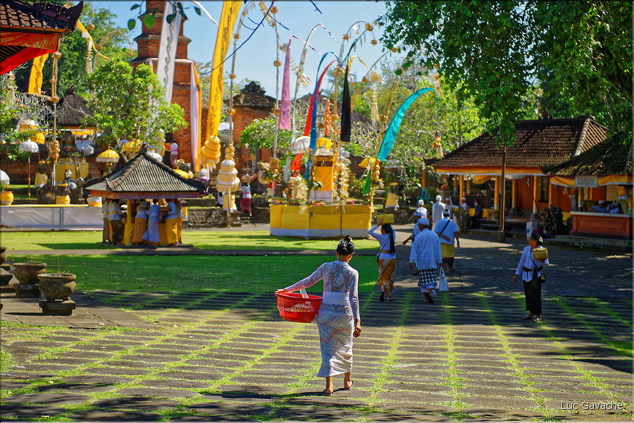 10 La région de Tanah Lot possède plusieurs temples qui attirent de nombreux pèlerins, notamment pendant la fête de Galungan. (13)