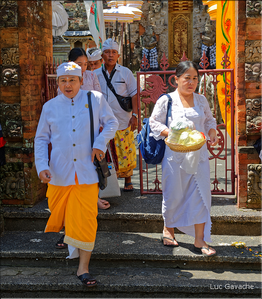 12 Pèlerins venus se recueillir au temple de Pura Taman Pule. (2)