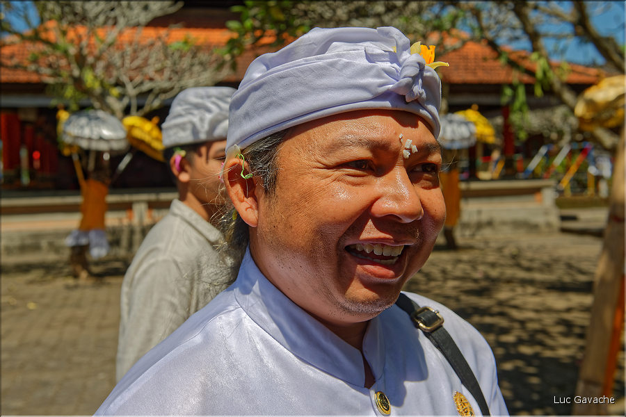 12 Pèlerins venus se recueillir au temple de Pura Taman Pule. (3)