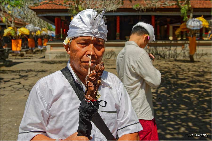12 Pèlerins venus se recueillir au temple de Pura Taman Pule. (4)