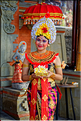 14 Accueil par une des danseuses du Barong. (2)