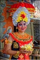 14 Accueil par une des danseuses du Barong. (3)