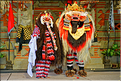 23 Le Barong et ses hommes s'attaquent alors à Rangda... (3)