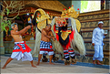25 Mais le Barong a épaissi leur peau, ce qui leur permet de résister.