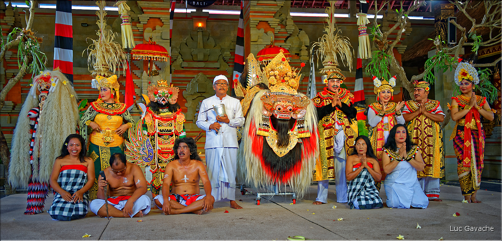 29 La troupe au grand complet. (1)