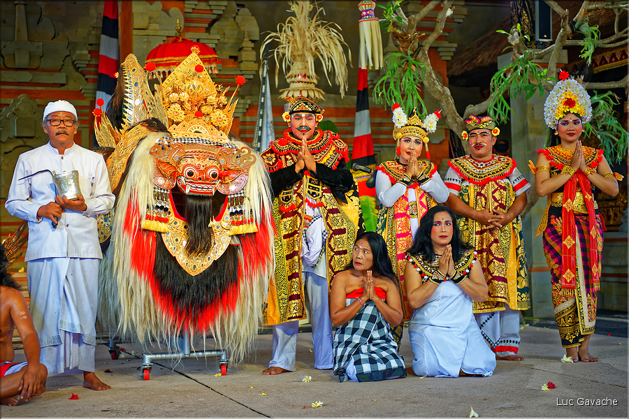 29 La troupe au grand complet. (2)