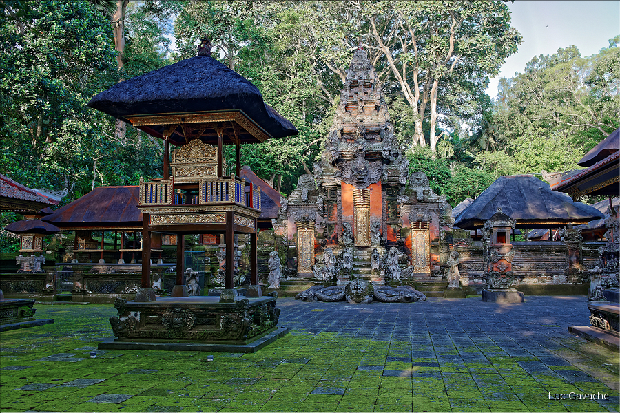 Au cur de la forêt sacrée, on trouve également le temple hindou de Pura Dalem Agung qui est dédié aux mauvais esprits. (1)