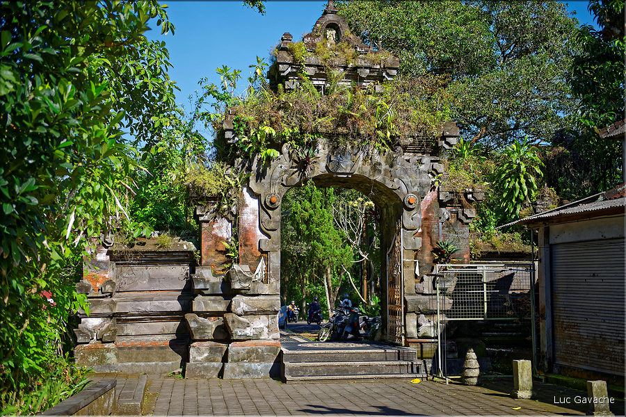 Le temple hindou de Goa Gajah, qui veut dire grotte de l'éléphant, daterait du XIe siècle, on y trouve également des vestiges d'un ancien temple bouddhiste. (1)