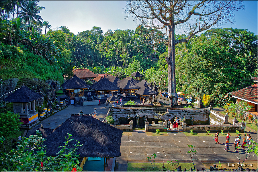 Le temple hindou de Goa Gajah, qui veut dire grotte de l'éléphant, daterait du XIe siècle, on y trouve également des vestiges d'un ancien temple bouddhiste. (2)