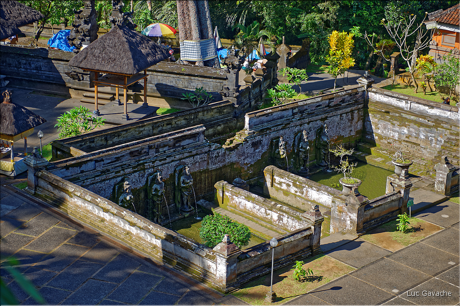 Le temple hindou de Goa Gajah, qui veut dire grotte de l'éléphant, daterait du XIe siècle, on y trouve également des vestiges d'un ancien temple bouddhiste. (3)