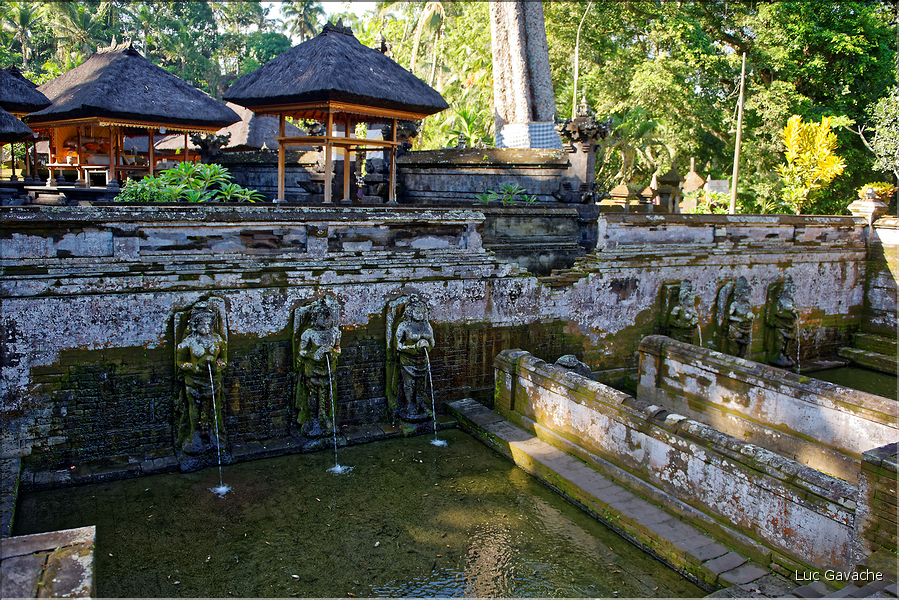 Le temple hindou de Goa Gajah, qui veut dire grotte de l'éléphant, daterait du XIe siècle, on y trouve également des vestiges d'un ancien temple bouddhiste. (4)