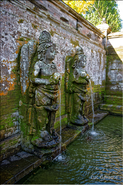 Le temple hindou de Goa Gajah, qui veut dire grotte de l'éléphant, daterait du XIe siècle, on y trouve également des vestiges d'un ancien temple bouddhiste. (5)