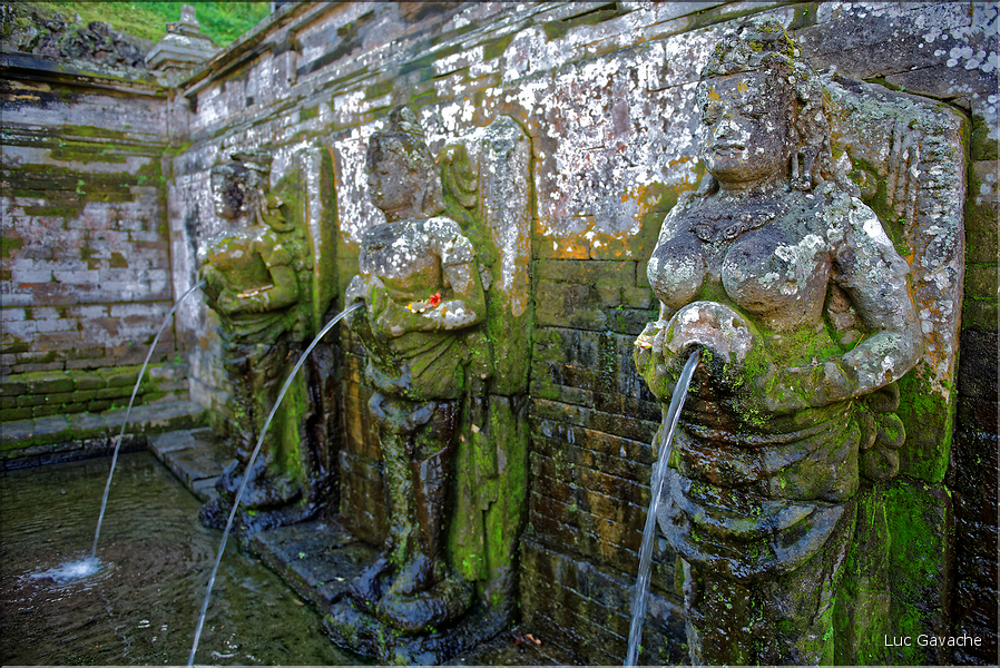 Le temple hindou de Goa Gajah, qui veut dire grotte de l'éléphant, daterait du XIe siècle, on y trouve également des vestiges d'un ancien temple bouddhiste. (6)