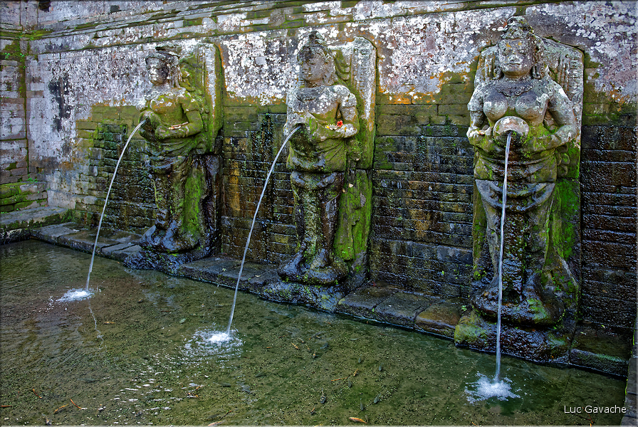Le temple hindou de Goa Gajah, qui veut dire grotte de l'éléphant, daterait du XIe siècle, on y trouve également des vestiges d'un ancien temple bouddhiste. (7)