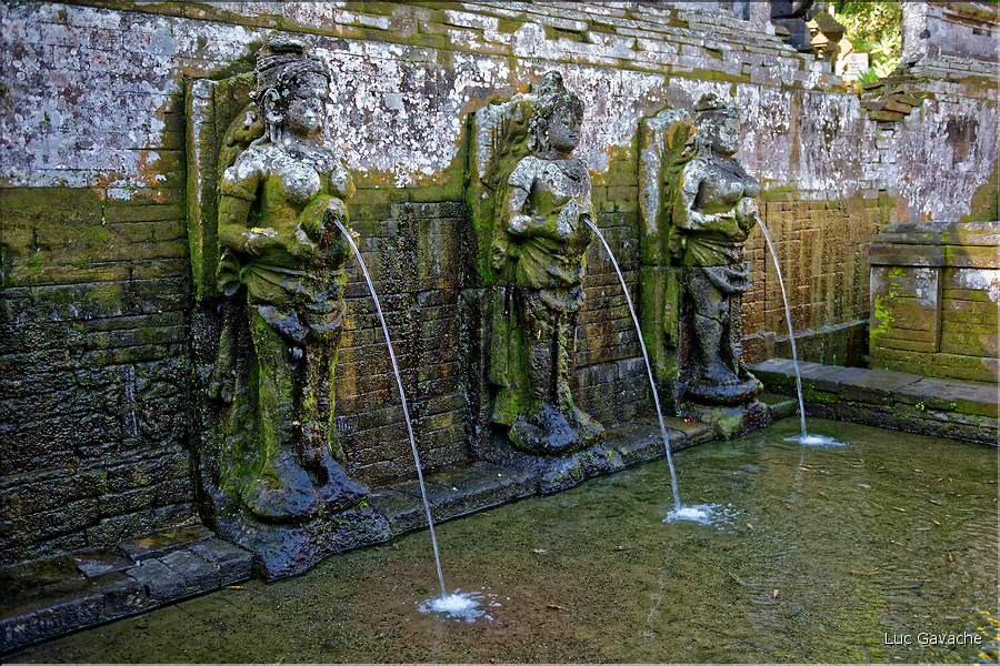 Le temple hindou de Goa Gajah, qui veut dire grotte de l'éléphant, daterait du XIe siècle, on y trouve également des vestiges d'un ancien temple bouddhiste. (8)