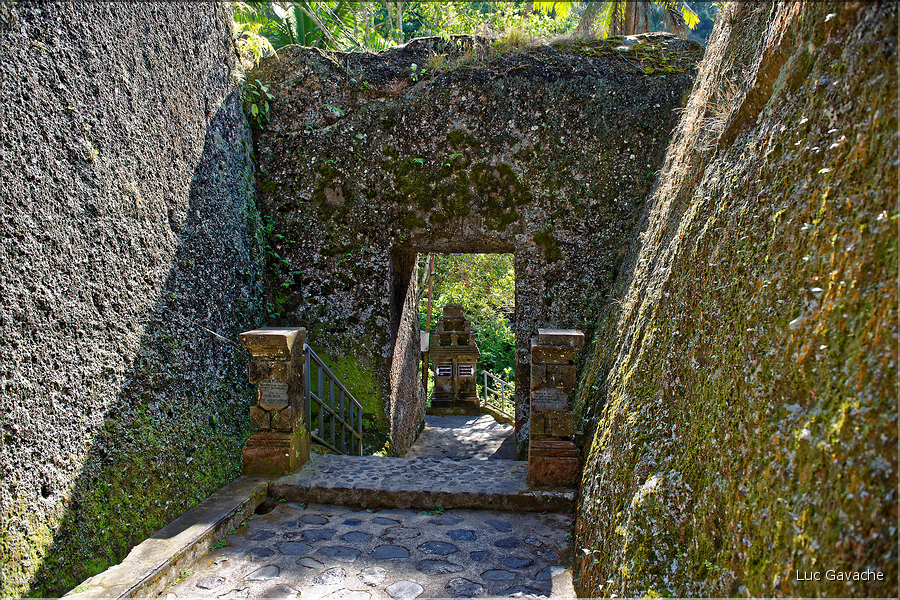 Le complexe religieux de Pura Gunung Kawi abrite des monuments funéraires royaux (nommés Candi) taillés dans le roc (XIe siècle). (1)