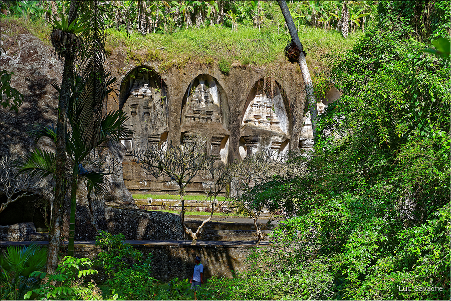 Le complexe religieux de Pura Gunung Kawi abrite des monuments funéraires royaux (nommés Candi) taillés dans le roc (XIe siècle). (8)