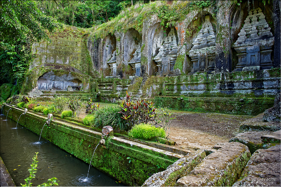 Pura Gunung Kawi fut implanté à l'emplacement d'une source sacrée, ce qui explique la présence, en plus des Candi, de plusieurs bassins de purification. (1)