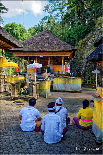 Pendant la fête du Galungan les pèlerins viennent également se recueillir au Pura Gunung Kawi. (7)