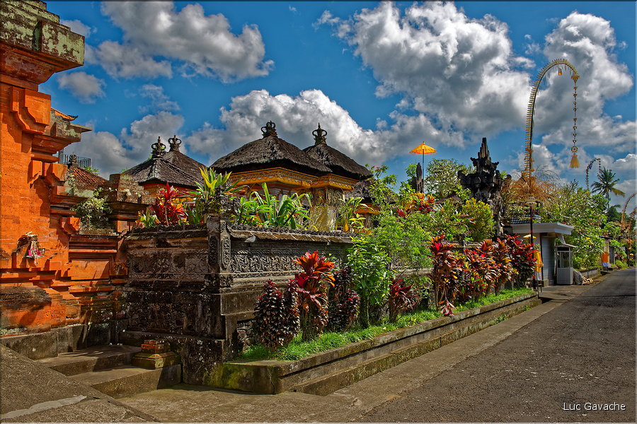 Pendant la fête de Galungan, le devant des maisons et des temples est décoré... (1)